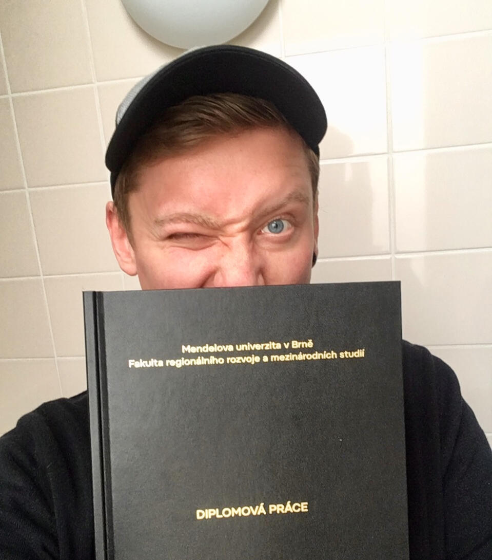 Fotografie kde je Hynek Poul a jeho diplomová práce